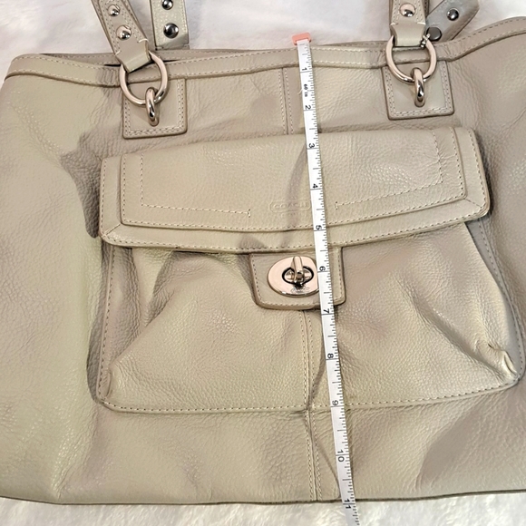 Coach Outstanding Condition - Picture 13 of 15